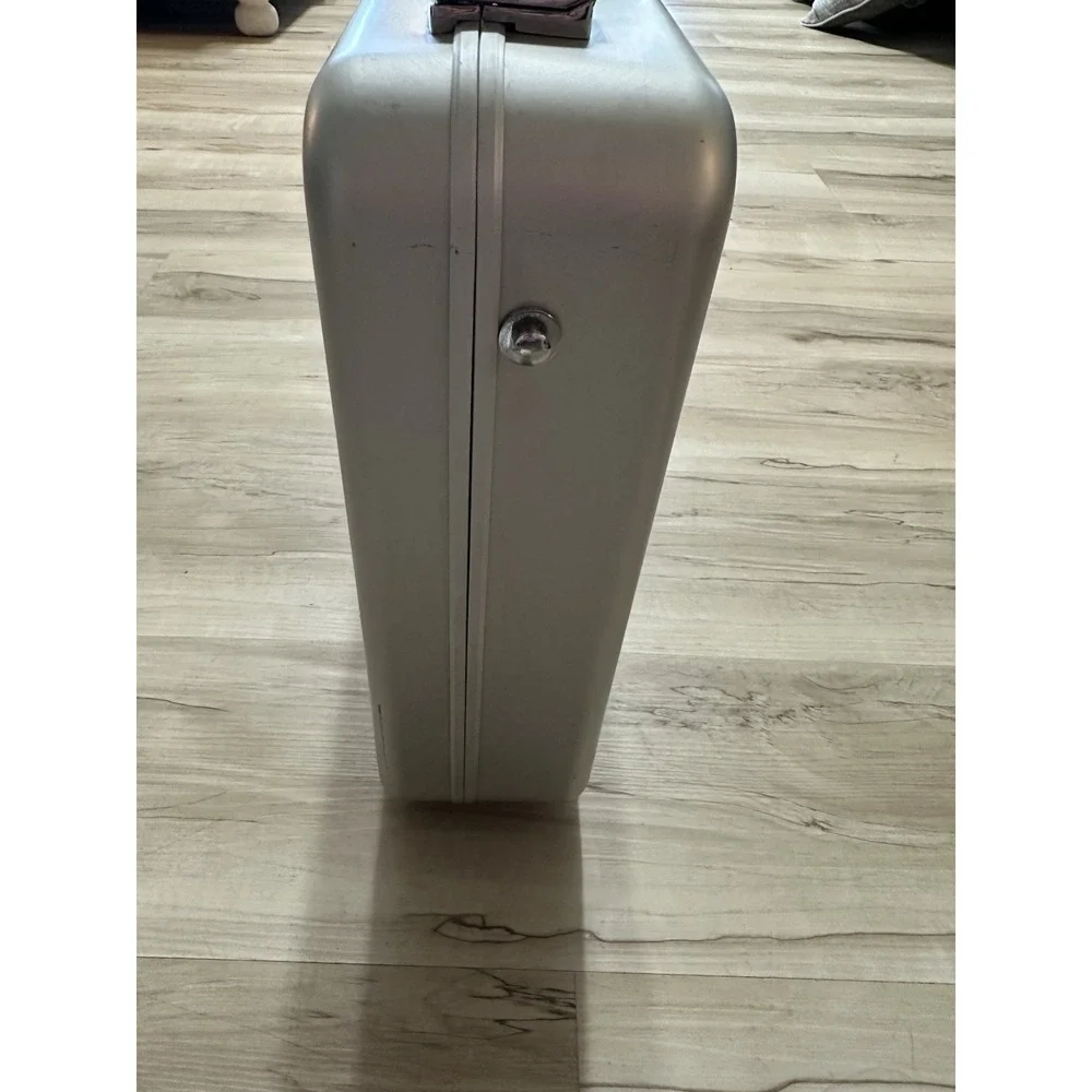 Used‎ Aluminum Briefcase Silver Case 18x13x4